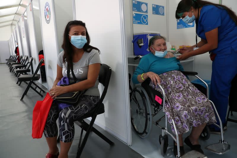 FOTO DE ARCHIVO. Una trabajadora sanitaria administra una dosis de la vacuna contra la enfermedad del coronavirus (COVID-19) de Sinovac en un centro de vacunación en la zona de La Florida, en Santiago de Chile