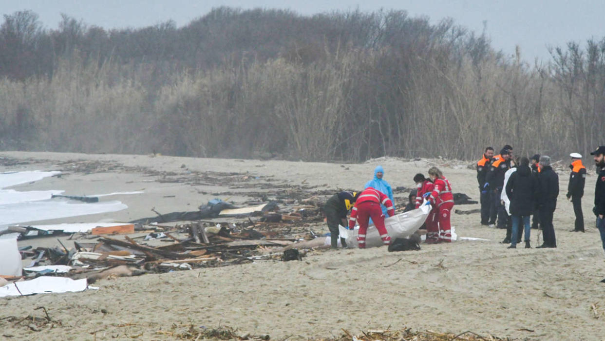 Le naufrage d’un bateau de migrants au large de la région de Calabre, ce dimanche 26 février, dans le sud de l’Italie, a fait au moins une quarantaine de morts. (Photo : des sauveteurs manipulant un sac mortuaire sur le site d’un naufrage à Steccato di Cutro, au sud de Crotone après le naufrage).