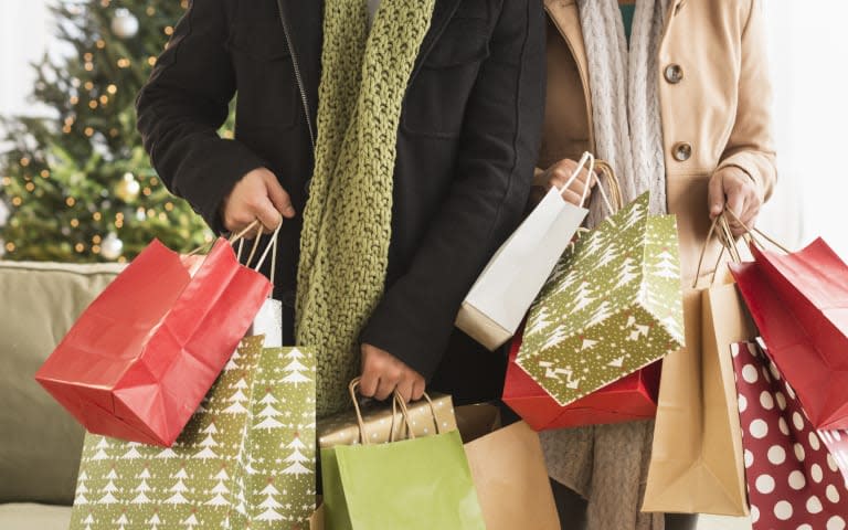 USA, New Jersey, Jersey City, Couple with Christmas shopping