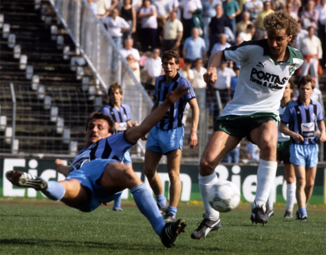 Zwischen 1983 bis 1990 spielte <b>Waldhof Mannheim</b> in der Bundesliga. Im Bild grätscht Waldhof-Eigengewächs Jürgen Kohler gegen Bremens Rudi Völler. 2011 feierte Mannheim vor über 18.000 Zuschauern im Carl-Benz-Stadion den Aufstieg in die Regionalliga Südwest. In der vierten Liga befindet sich der tief gefallene Traditionsverein derzeit im gefestigten Mittelfeld.