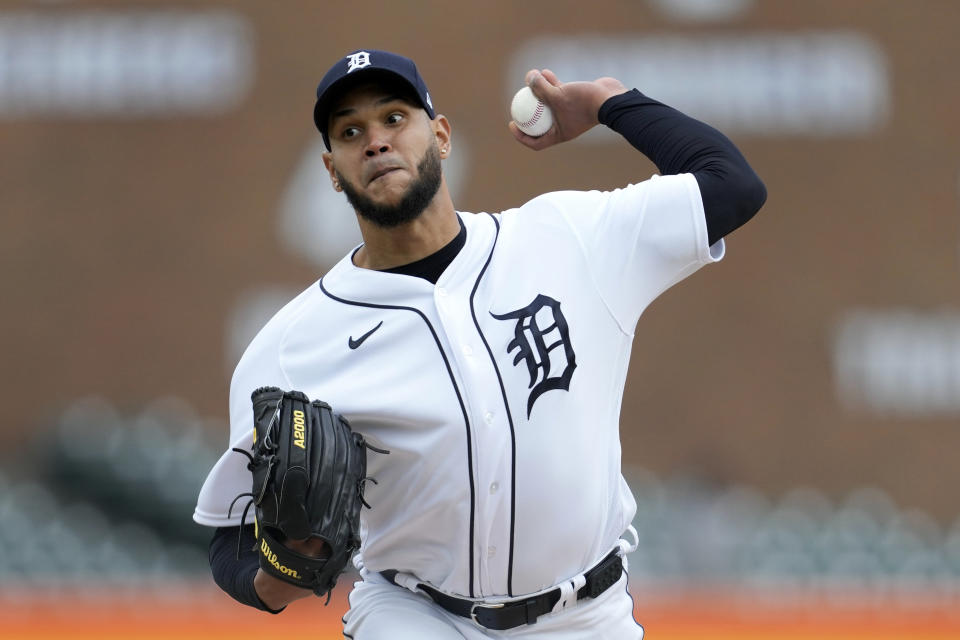 El venezolano Eduardo Rodríguez, de los Tigres de Detroit, lanza frente a los Guardianes de Cleveland el martes 18 de abril de 2023 (AP Foto/Paul Sancya)