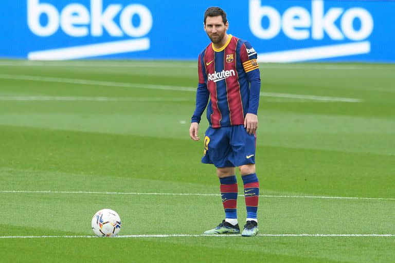 El delantero argentino del Barcelona Lionel Messi observa durante el partido de fútbol de la liga española entre el FC Barcelona y el Cádiz CF en el estadio Camp Nou de Barcelona el 21 de febrero de 2021