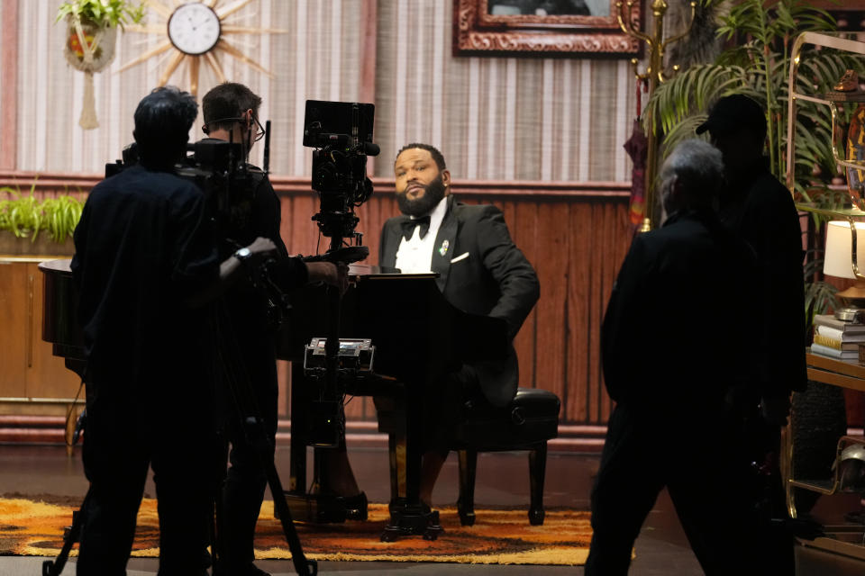 El anfitrión Anthony Anderson en la 75a edición de los Premios Emmy el lunes 15 de enero de 2024 en el Teatro Peacock de Los Ángeles. (Foto AP/Chris Pizzello)