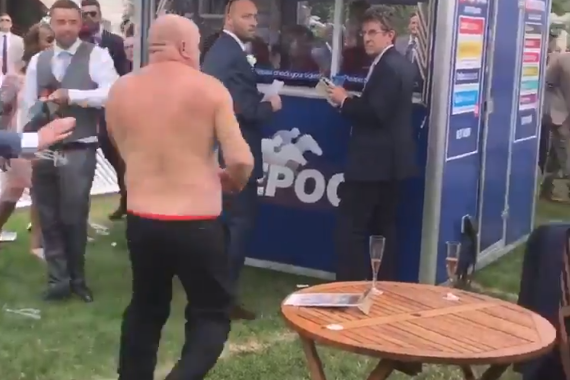 The shirtless man goes after the man in the white shirt (@DDI_14/Twitter)