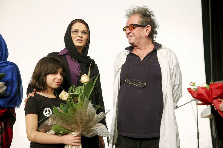 Dariush Mehrjui, su esposa Vahideh Mohammadifar y su hija Mona en un evento realizado en Teherán en 2013