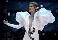 Clap de fin pour Céline Dion. Après seize ans de shows exceptionnels, la diva québécoise s’apprête à mettre fin à sa résidence à Las Vegas. Comme elle l’a précisé hier sur les réseaux sociaux, elle assurera trois derniers spectacles avant de faire ses adieux à la cité du vice. La nostalgie est donc déjà bien présente chez la chanteuse. « L’aventure à Las Vegas a vraiment été une affaire de famille… Les souvenirs resteront pour toujours », a-t-elle écrit sur son compte Instagram, en guise de légende de plusieurs clichés où on la voit apparaître en coulisses avec son fils René Charles ou sur scène, un écran géant diffusant des images de son époux René Angelil derrière elle. Voir cette publication sur Instagram The Vegas journey has truly been a family affair… the memories will last forever. Only 3 more shows to go ❤️ –Team Celine ⁣⁣⁣ .⁣⁣⁣ L’aventure à Las Vegas a vraiment été une affaire de famille… les souvenirs resteront pour toujours. Plus que 3 spectacles à venir ❤️ - Team Céline⁣ .⁣⁣⁣ : George Bodnar, Denise Truscello, Gérard Schachmes Une publication partagée par Céline Dion (@celinedion) le 5 Juin 2019 à 9 :00 PDT Deux albums en préparation et une tournée mondiale Une page de l’histoire de la chanteuse se tourne, laissant place à la mélancolie mais aussi à l’espoir du renouveau. Depuis qu’elle a officialisé son départ de Las Vegas, en septembre dernier, Céline Dion multiplie les projets. En avril dernier, elle a ravi ses fans en annonçant le lancement dès le 18 septembre prochain d’une tournée mondiale intitulée « Courage World Tour ». À l’origine de cette série de shows qui la fera se produire à Montréal, Cleveland ou encore Chicago : son nouvel album en anglais « Courage », qui devrait sortir au mois de novembre. Entre temps, l’interprète de « I’m Alive » devrait également enregistrer un disque intégralement en français, comme elle l’a confirmé à Christophe Beaugrand dans « 50’ Inside » il y a quelques semaines. Malgré sa carrière aux Etats-Unis, la chanteuse veut montrer au public français qu’elle ne l’oublie pas et est très enthousiaste à l’idée de retrouver la langue de Molière. « C’est sûr que la langue française, c’est le sang qui coule dans mes veines », avait-elle déclaré dans « 50’ Inside ». Ces fans francophones, eux, n’attendent qu’une chose : aller l’applaudir au Stade de France, à l’Olympia ou à Bercy. Pour le moment, Céline Dion a seulement révélé les dates de sa tournée mondiale pour l’Amérique du Nord. Patience, patience…