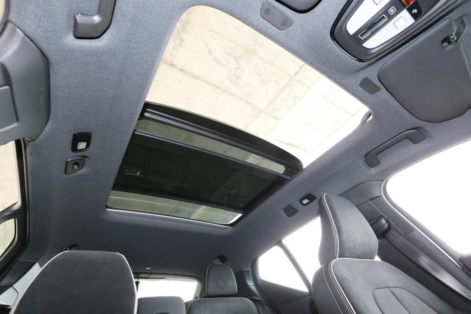 Ultimate B5 AWD專屬標配的大型全景式電動天窗，絕對是休旅車加分的賣點項目。