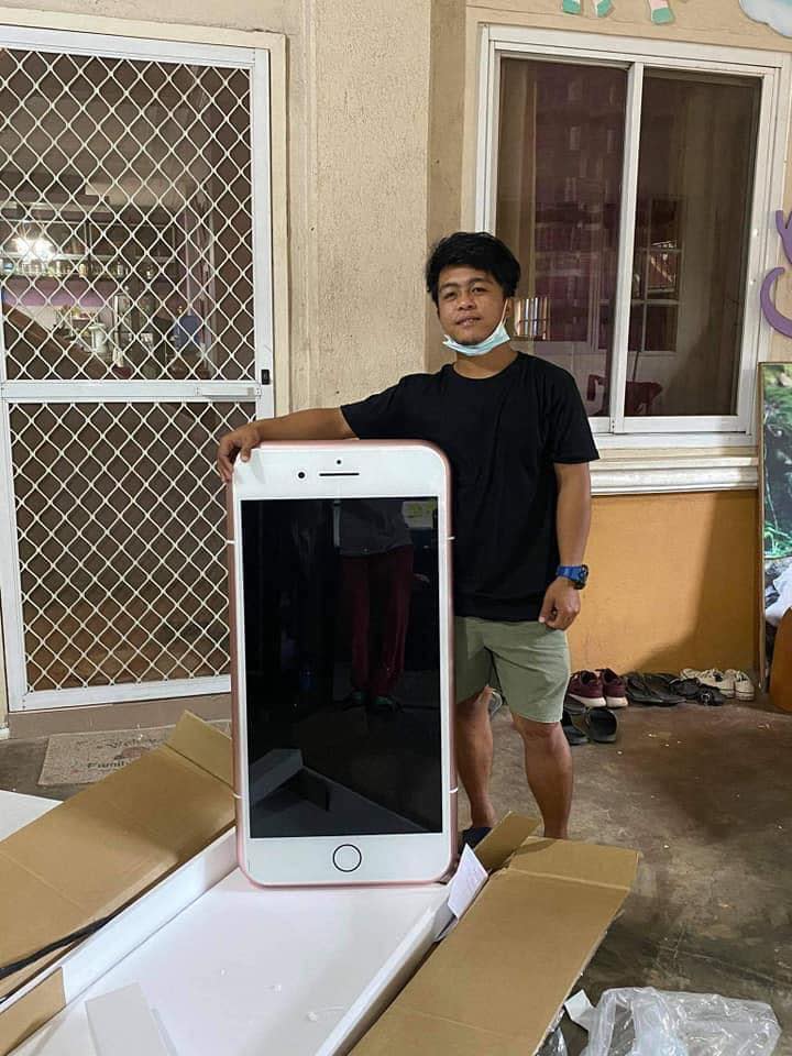 泰國一位男子網購到一個iPhone造型的桌子。（圖／翻攝自iPhone Thailand 臉書）