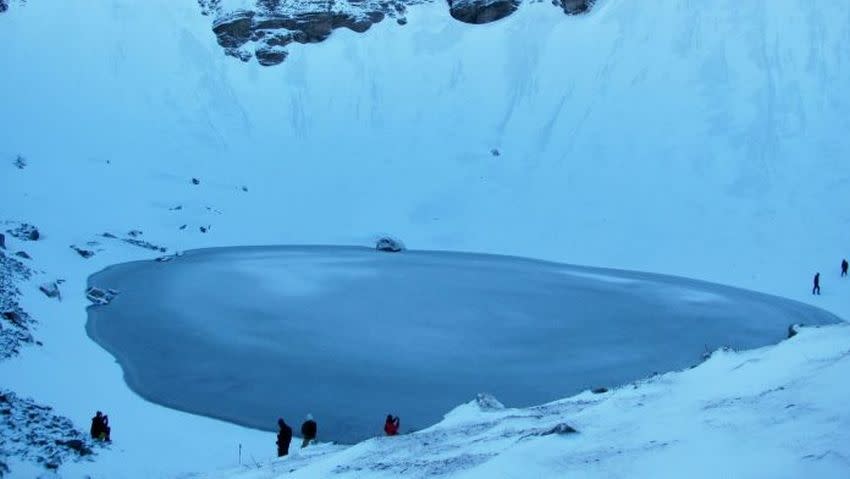 Situado a más de 5000 metros de altura, el lago ha sido lugar de paso durante siglos y hoy atrae a visitantes curiosos