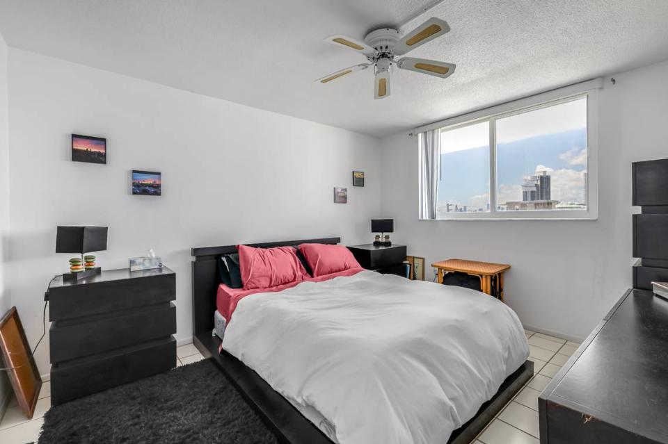 El apartamento de South Beach tiene un dormitorio, en la foto de arriba, con una ventana corredera que da a la calle.