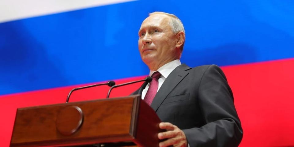 Der russische Präsident Wladimir Putin spricht bei der Siegerehrung des jährlichen internationalen Wladiwostoker Jigoro-Kano-Kadetten-Judo-Turniers in der Fetisow-Arena am zweiten Tag des Ostwirtschaftsforums 2018. - Copyright: Mikhail KlimentyevTASS via Getty Images