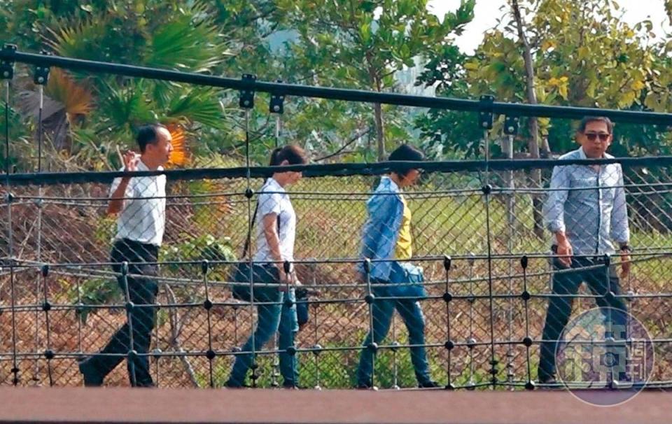 11月10日12:03，楊家駿夫妻在2名移民署官員陪同下，到高雄中都濕地公園參觀、走吊橋。