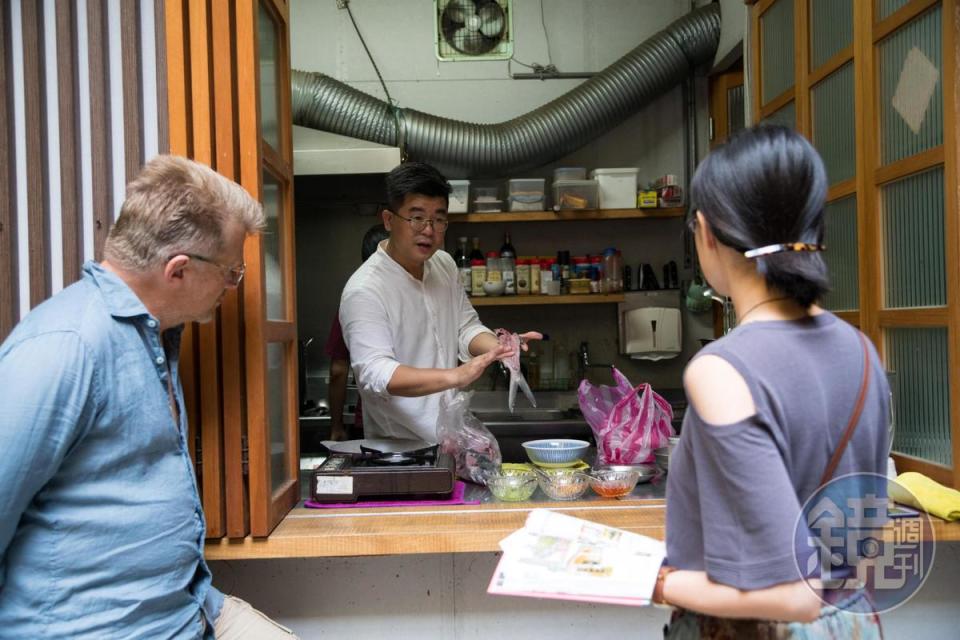 民宿廚房位在天井，陳國安現烹早餐且說菜，讓旅人透過料理認識台南。