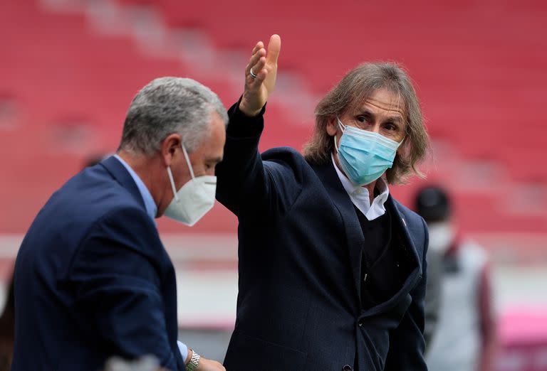 Ricardo Gareca (der.), que dejó Perú, estuvo cerca de tomar el lugar de su compatriota Gustavo Alfaro, al que enfrentó en el duelo de selecciones cuando era entrenador de Ecuador.