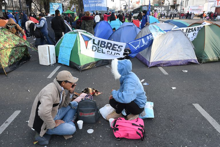 Las organizaciones que conforman el denominado bloque Unidad Piquetera continuaban esta mañana el acampe en la avenida 9 de Julio, luego de pasar la segunda noche en carpas, en reclamo de "trabajo genuino" y el "aumento de las partidas presupuestarias para planes de empleo".