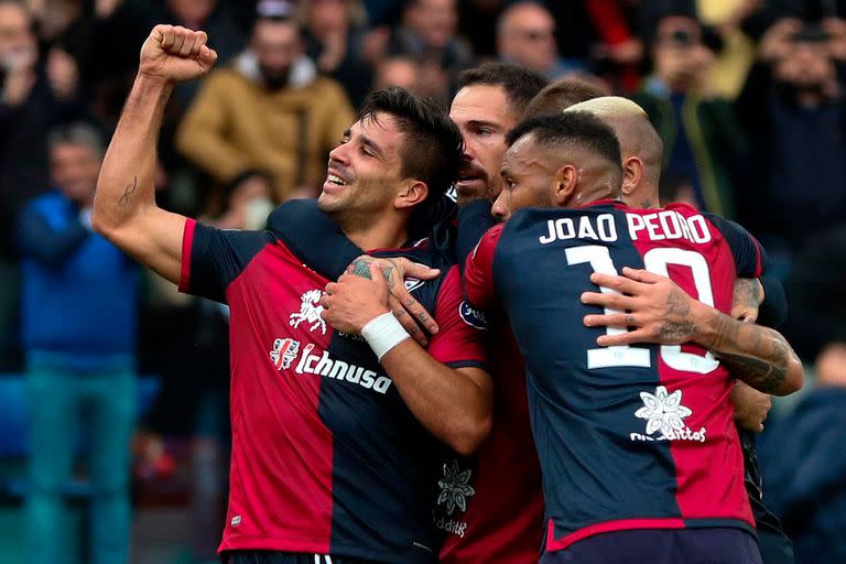 Giovanni Simeone de Cagliari, a la izquierda, celebra con sus compañeros de equipo después de anotar durante un partido de fútbol de la Serie A entre Cagliari y Fiorentina en el estadio Sardegna Arena en Cagliari, Italia, el domingo 10 de noviembre de 2019