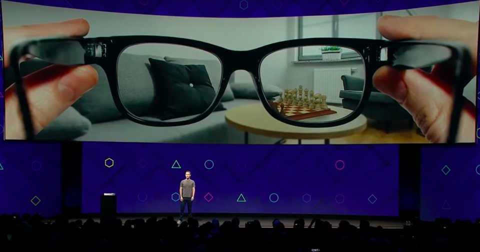 臉書執行長祖克柏（Mark Zuckerberg）在2017年的開發者大會提到智慧眼鏡的應用。   圖：擷取自Facebook for Developer