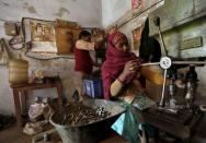 Workers make auto parts inside a workshop in Faridabad, December 24, 2015. REUTERS/Adnan Abidi/Files