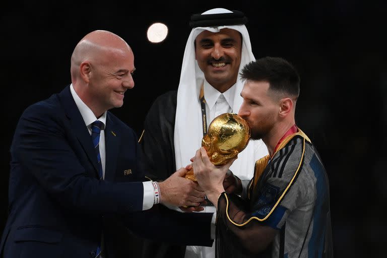 Lionel Messi recibe de parte del presidente de la FIFA Gianni Infantino la copa del Mundial de Qatar 2022