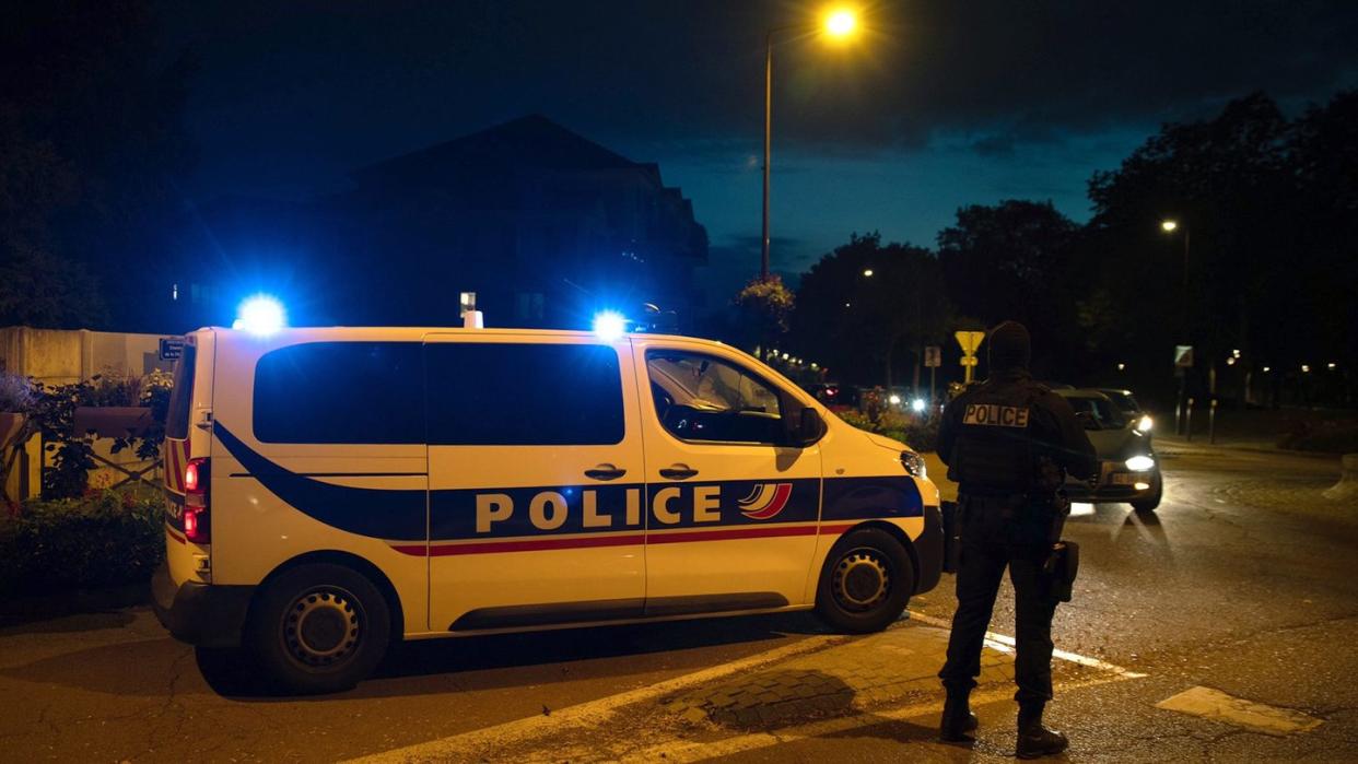 Polizisten sichern den Tatort bei Paris ab. Ein Mann ist in der Nähe von Paris von einem Angreifer enthauptet worden. Die Anti-Terror-Fahnder der Staatsanwaltschaft übernahmen die Ermittlungen.