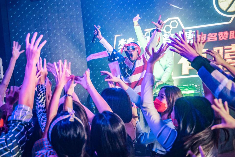 ▲黃明志穿美國國旗在「終國有嘻哈」撒錢一幕，讓網友狂猜劇情。