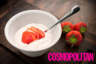 Ein weiteres Marken-Experiment leistete sich "Cosmopolitan". Das Magazin hat 58 internationale Ausgaben und erscheint in mehr als 100 Ländern – was liegt da näher als Joghurt zu verkaufen? Ja, den Cosmopolitan-Joghurt gab es wirklich einmal, aber nur 18 Monate. Er war den Kunden einfach zu teuer!