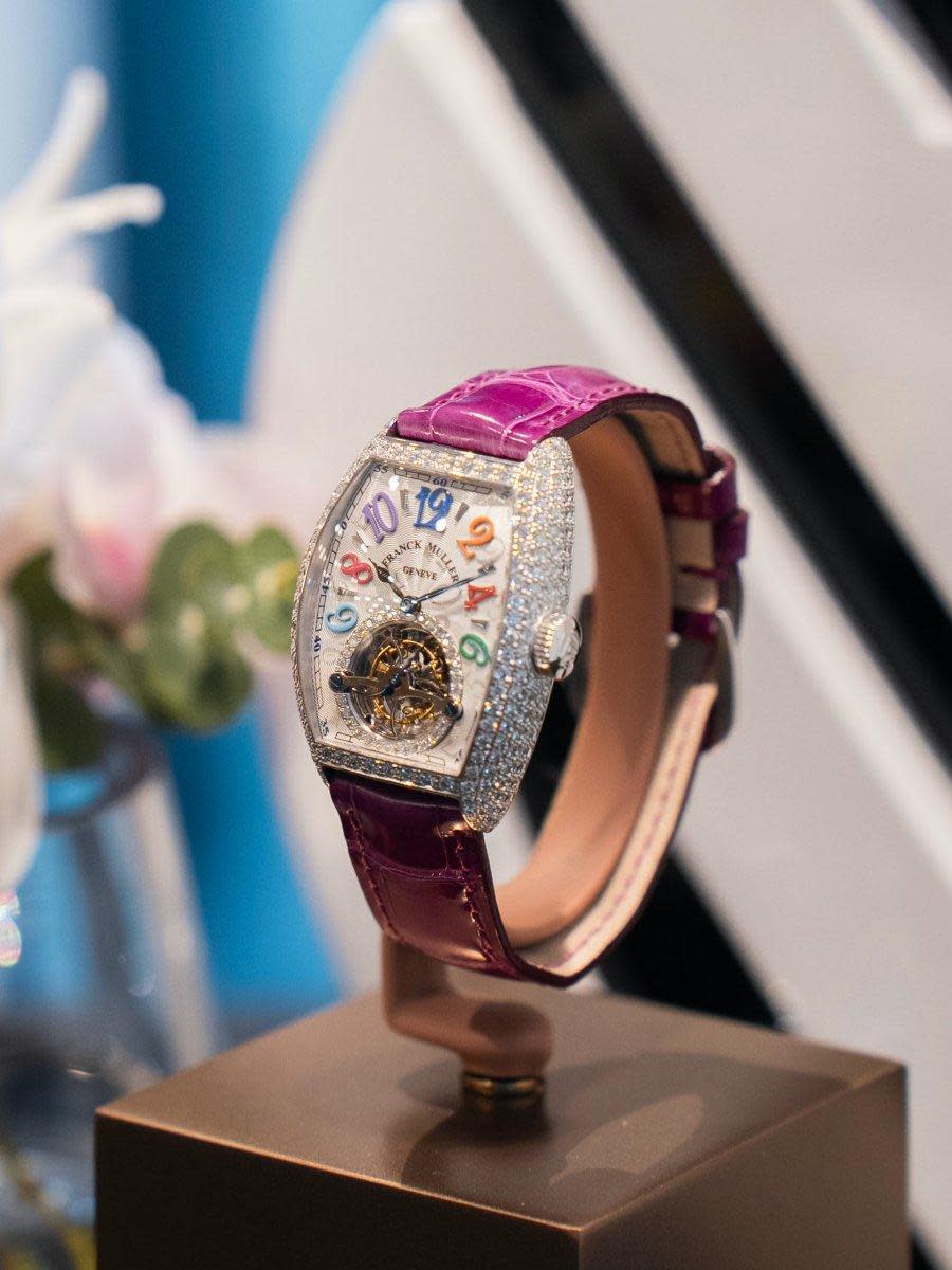 FRANCK MULLER Cintrée Curvex Retrograde Hour Tourbillon，是品牌首款將逆跳時針功能結合陀飛輪的女士腕錶，其讀時方式非常特別，逆跳時針以220度弧型運作，並在6點整逆跳重回起點，配合陀飛輪運作，玩賞性非常高。