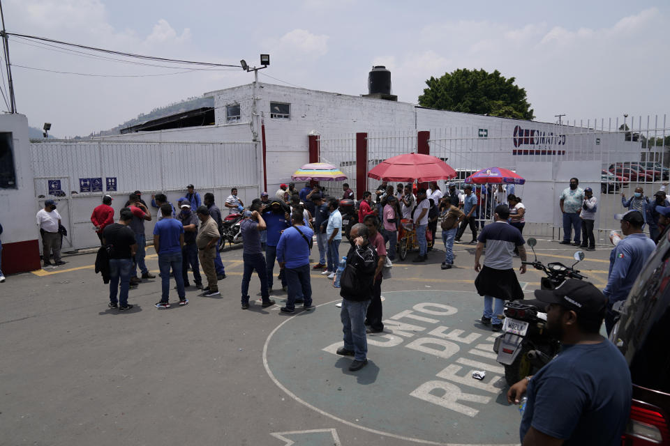 Distribuidores de gas LP se encuentran fuera de una planta de distribución en el área metropolitana de la Ciudad de México, el miércoles 4 de agosto de 2021. (AP Photo/Eduardo Verdugo)