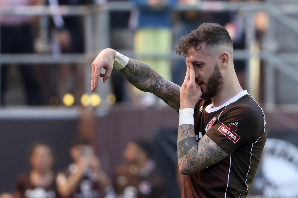 St. Pauli's Marcel Hartel celebrates after scoring his side's third goal, during a second division Bundesliga soccer match between St. Pauli and VfL Osnabrück, at the Millerntor Stadium, in Hamburg, Germany, Sunday, May 12, 2024. (Axel Heimken/dpa via AP)