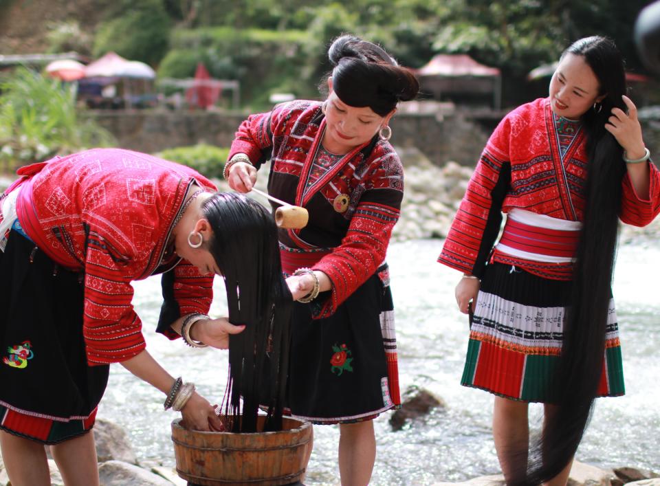 Mujeres de la etnia Yao, en la región Guangxi Zhuang al sur de China. (Photo by Huang Yongdan/Xinhua via Getty) (Xinhua/Huang Yongdan via Getty Images)