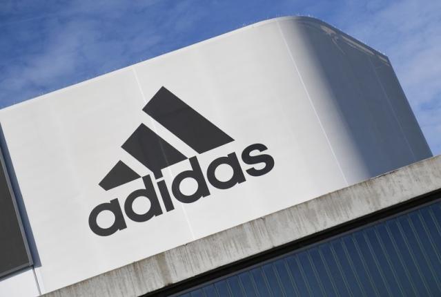 Adidas mantendrá su asociación con de Fútbol tras disputa por