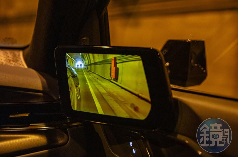 試駕車還配備了電子數位後視鏡套件，包括9.6吋車內和7吋車外(OLED)電子數位後視鏡，即使在惡劣天氣也能幫助駕駛更清晰地判斷車輛距離。