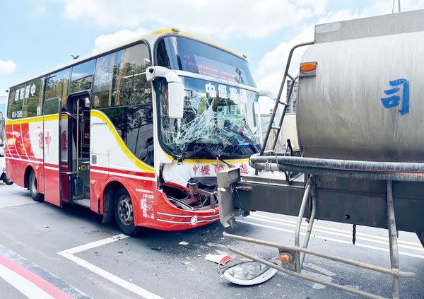 <strong>中壢客運追撞水罐車。（圖／桃園市消防局提供）</strong>