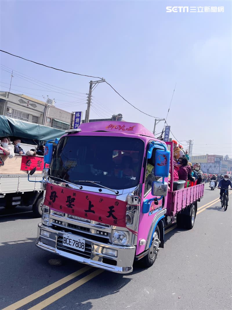 粉紅色的「累了請上車」貨車在隊伍中超搶眼。 （圖／記者鄭尹翔攝影）