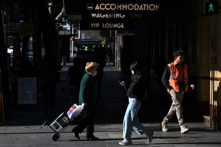 Peatones en una calle comercial de Sídney (Photo by Saeed KHAN / AFP)