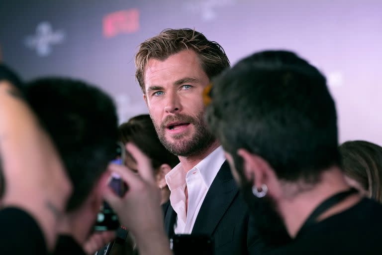 El actor Chris Hemsworth charló con los periodistas que se acercaron hasta la premiere de Misión de rescate 2 en Madrid