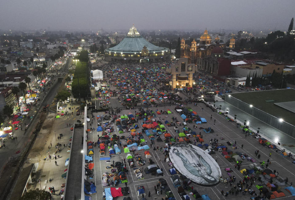 Peregrinos duermen fuera de la Basílica de Guadalupe en su festividad en Ciudad de México, martes 12 de diciembre de 2023 por la madrugada. (AP Foto/Marco Ugarte)