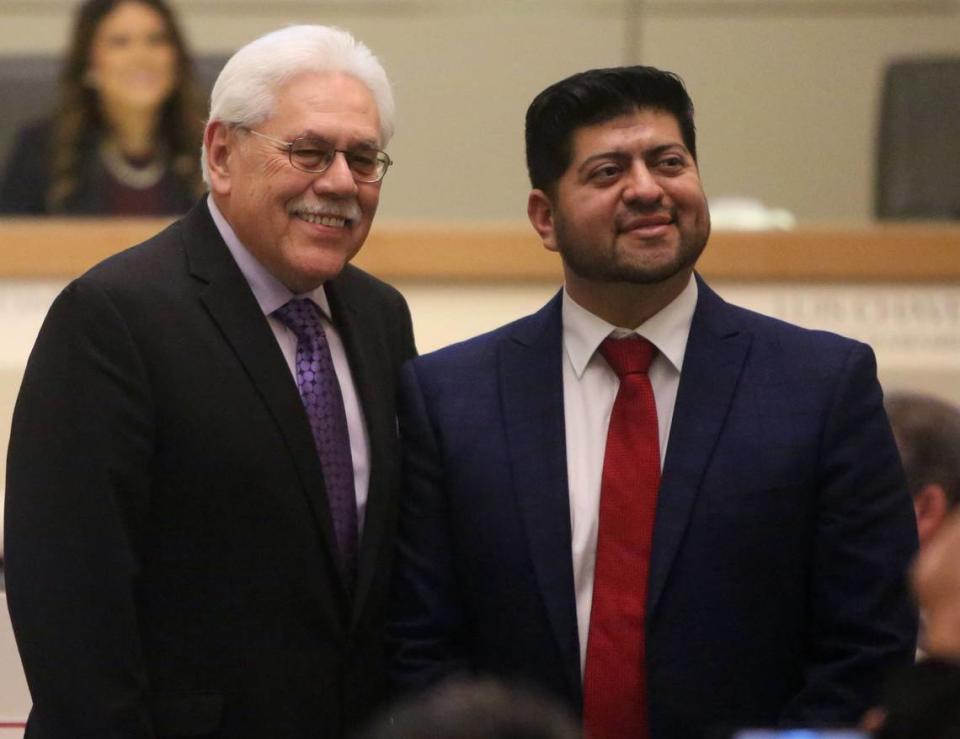 El supervisor del Condado de Fresno, Sal Quintero, a la izquierda, tomó juramento a su ex jefe de personal Luis Chávez en una ceremonia de 2019 para lanzar el segundo mandato de Chávez en el Concejo Municipal de Fresno. Chávez y Quintero se enfrentarán ahora en noviembre por el escaño de Quintero, quien representa al sur de Fresno.