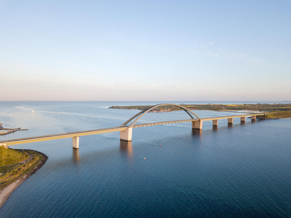 Die Insel Fehmarn ist über eine Brücke mit dem Festland verbunden. - Copyright: picture alliance / Zoonar | Oliver Foerstner