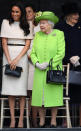 <p>Für ihren ersten Soloauftritt and der Seite von Queen Elizabeth am 14. Juni wählte Meghan ein Givenchy-Cape-Kleid und trug dazu eine schwarze Clutch und passende Pumps von der amerikanischen Designerin Sarah Flint. Die Queen selbst zeigte sich in einem frühlingshaften Kleid mit Blumenprint und einem limonengrünen Mantel. <em>[Bild: Getty]</em> </p>