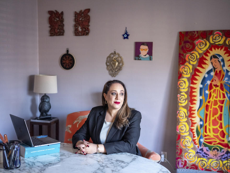 La abogada de inmigración Ana Maria Schwartz en su oficina de Houston, el 31 de diciembre de 2022. (Ilana Panich-Linsman/The New York Times)