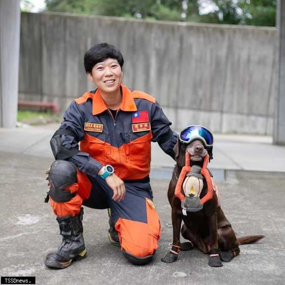 領犬員賴冠潔(照片來源：新北市政府消防局特搜大隊搜救犬隊)。