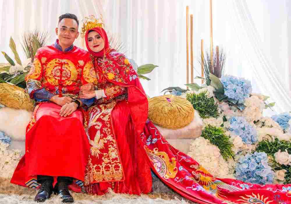 Ag Mohd Syafiq and wife, May Phang, both in traditional Chinese attire.