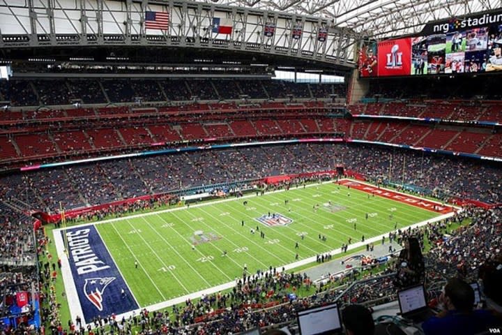 The audience applauds at the Super Bowl.