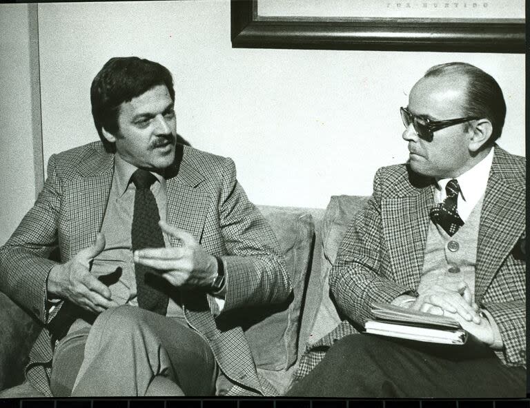 Adolfo C. Martínez (der.) entrevista al actor Juan Carlos Dual, en mayo de 1978