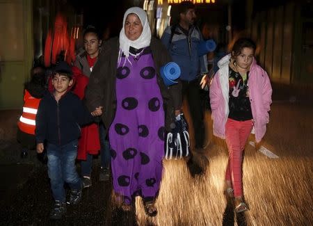 Migrants arrive at the Austrian-Hungarian border station of Hegyeshalom, Hungary, September 5, 2015. REUTERS/Heinz-Peter Bader