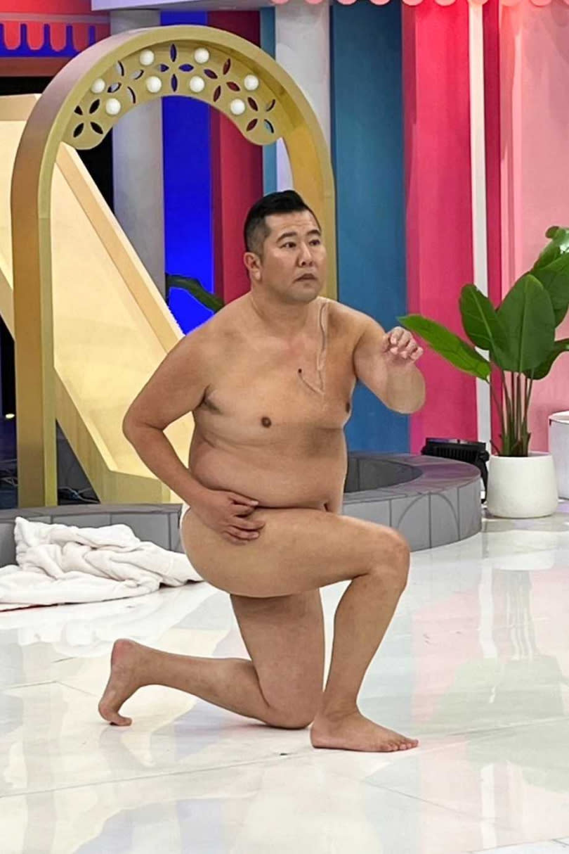 日本搞笑演員安村裸體姿勢表演全球爆紅，獻在台首次演出。（圖／緯來提供）
