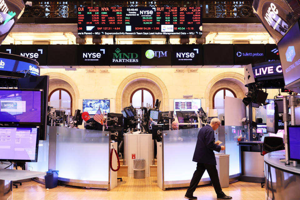 Traders work on the floor of the New York Stock Exchange during afternoon trading in New York City. Investors are keeping an eye on oil prices as Brent and WTI move towards $100 a barrel. Photo: Michael M. Santiago via Getty Images.