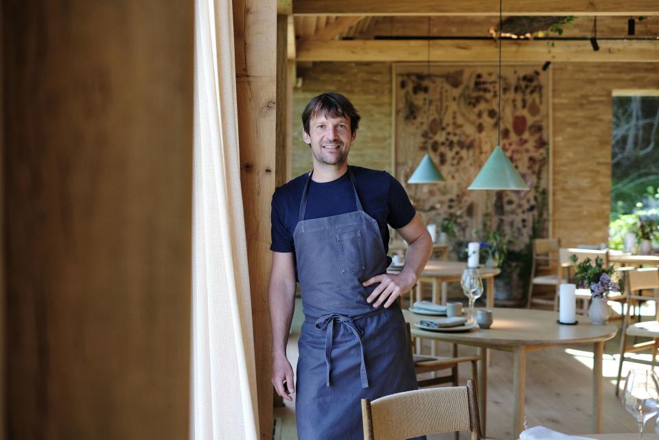 Rene Redzepi, copropietario y chef de Noma, posa en una de las salas del restaurant durante su reapertura en 2021. (Photo by THIBAULT SAVARY/AFP via Getty Images)