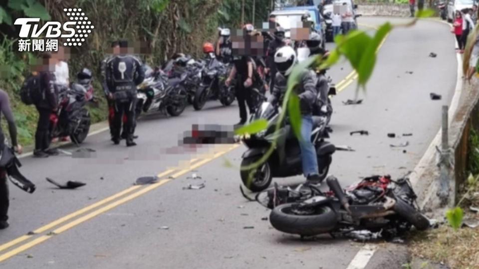 阿婆灣重機騎士摔車倒血泊。（圖／民眾提供）